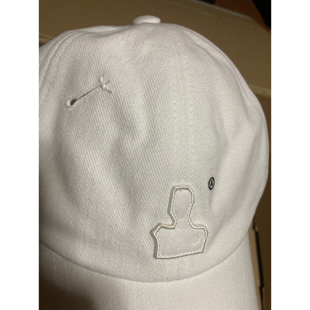 Maison Martin Margiela(マルタンマルジェラ)のタグ付き新品　ADER ERROR EMBROIDERED BUTTON CAP メンズの帽子(キャップ)の商品写真