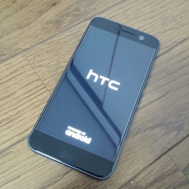 HTC(ハリウッドトレーディングカンパニー)のhtv32 au ブラック　スマホケース付き スマホ/家電/カメラのスマートフォン/携帯電話(スマートフォン本体)の商品写真