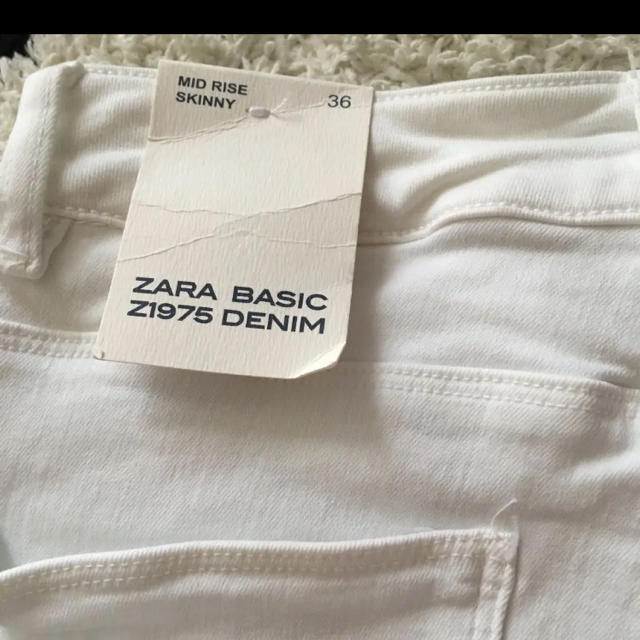 ZARA(ザラ)のZARA ホワイトスキニーパンツ レディースのパンツ(スキニーパンツ)の商品写真