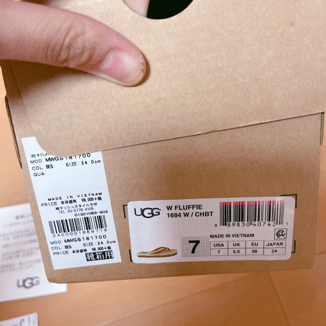 UGG(アグ)のdowny様専用★UGG ファーサンダル　ビーサン　新品未使用 レディースの靴/シューズ(サンダル)の商品写真