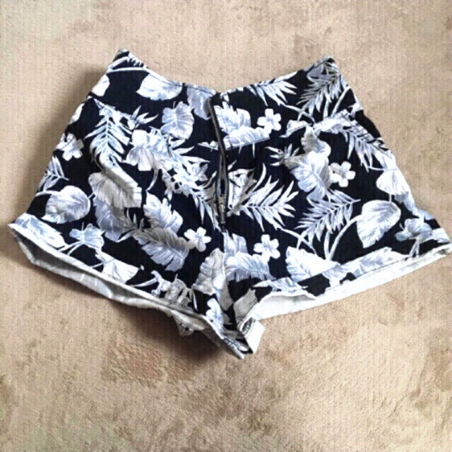 ヤシの木柄 アロハ柄 ボタニカル柄 ショートパンツ モノクロの通販 by mana.com|ラクマ