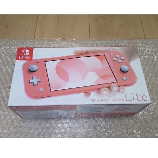 ニンテンドースイッチ(Nintendo Switch)の《新品未開封》Nintendo Switch  Lite コーラル  (家庭用ゲーム機本体)