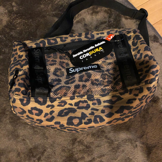 Supreme(シュプリーム)のsupreme   mini duffle bag レオパード　ヒョウ柄 メンズのバッグ(ショルダーバッグ)の商品写真