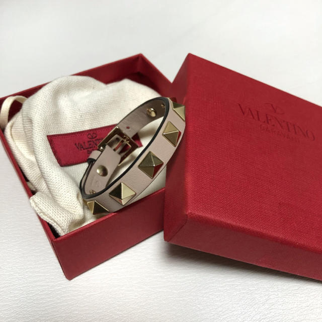 VALENTINO(ヴァレンティノ)のVALENTINO ロックスタッズレザーブレスレット レディースのアクセサリー(ブレスレット/バングル)の商品写真