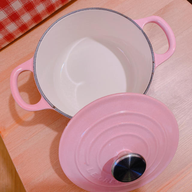 LE CREUSET(ルクルーゼ)のルクルーゼ ココットロンド 14cm ピンク インテリア/住まい/日用品のキッチン/食器(鍋/フライパン)の商品写真