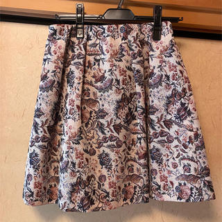 ユニバーバルミューズ(UNIVERVAL MUSE)のユニバーバルミューズ　ジャガード織　スカート　花柄(ひざ丈スカート)