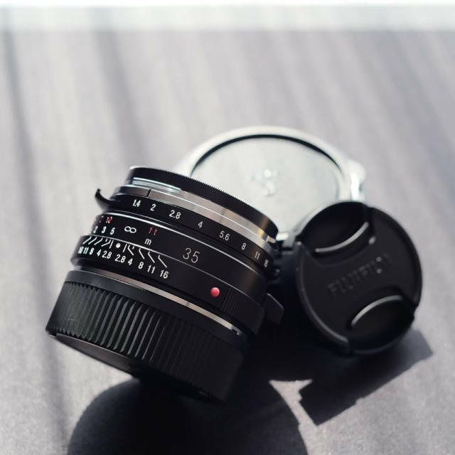 LEICA(ライカ)のフォクトレンダー NOKTON classic 35mm F1.4 MC スマホ/家電/カメラのカメラ(レンズ(単焦点))の商品写真