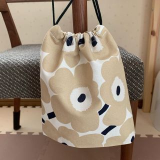 マリメッコ(marimekko)のマリメッコ　ミニウニッコベージュ巾着袋(バッグ)