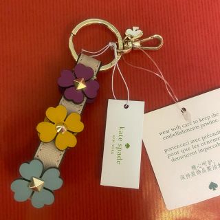 ケイトスペードニューヨーク(kate spade new york)の新品未使用　ケイトスペード  katespade 花　キーホルダー(キーホルダー)