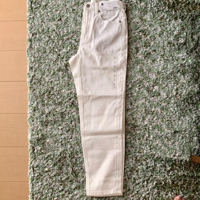 GU(ジーユー)の新品！GU ジーユー テーパードアンクルジーンズ ホワイト 白 レディースのパンツ(デニム/ジーンズ)の商品写真