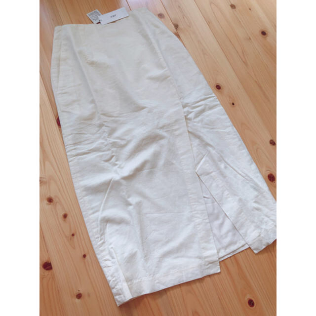 KBF(ケービーエフ)の新品未使用♪KBF 綿麻インディナゴスリットスカートホワイト レディースのスカート(ひざ丈スカート)の商品写真