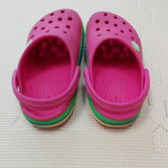 crocs(クロックス)の（専用）CROCSレインボーサンダル16.5㎝ キッズ/ベビー/マタニティのキッズ靴/シューズ(15cm~)(スリッポン)の商品写真