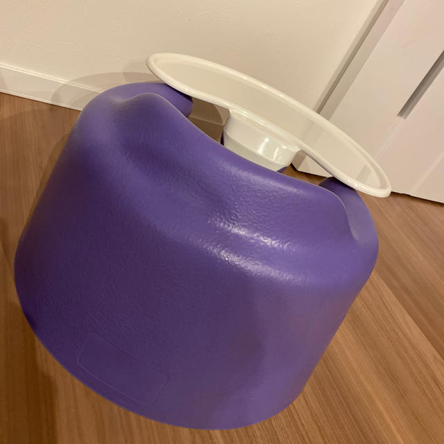 Bumbo(バンボ)のバンボ　美品　テーブル・安全ベルト付き　人気色 キッズ/ベビー/マタニティの授乳/お食事用品(その他)の商品写真