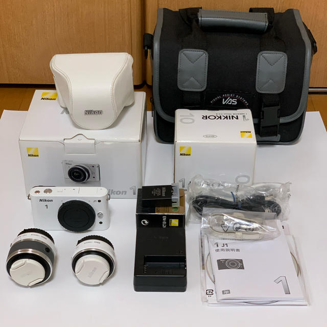 Nikon(ニコン)のNikon1 J1 ダブルレンズセット、専用カバー、ケース他 スマホ/家電/カメラのカメラ(ミラーレス一眼)の商品写真