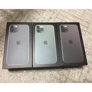 アイフォーン(iPhone)のミッドナイトグリーンの箱と充電アダブタ、ケーブルイヤホン(スマートフォン本体)