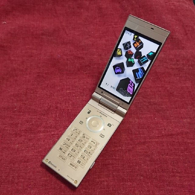 NTTdocomo(エヌティティドコモ)のドコモ　PRIME series SH-01B　ゴールド　ガラケー本体 スマホ/家電/カメラのスマートフォン/携帯電話(携帯電話本体)の商品写真