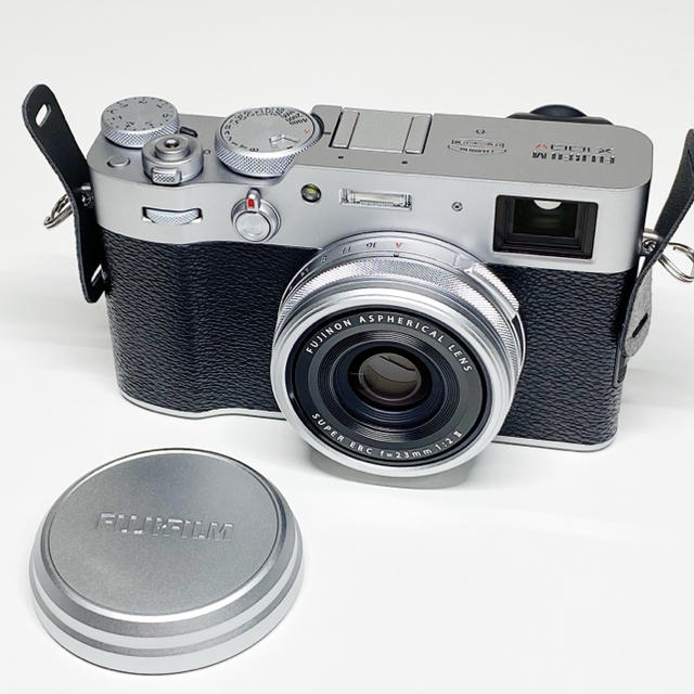 富士フイルム(フジフイルム)のFUJIFILM X100V シルバー　新品同様　付属品多数 スマホ/家電/カメラのカメラ(ミラーレス一眼)の商品写真