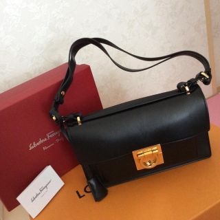 フェラガモ(Ferragamo)のフェラガモ ショルダーバッグ ハンドバッグ 未使用に近い美品(ショルダーバッグ)