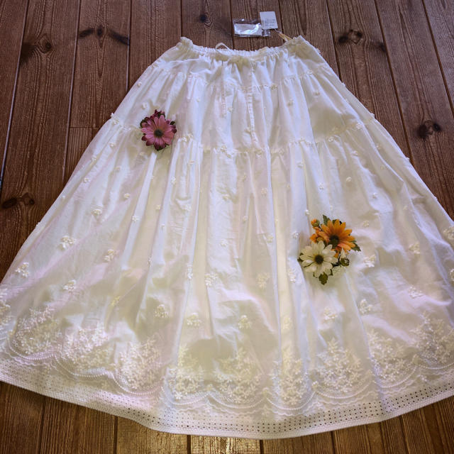 【限定特価】 PINK HOUSE 小花モチーフ付きホワイトスカート - ロングスカート