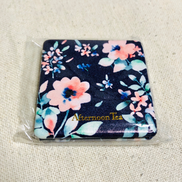 AfternoonTea(アフタヌーンティー)の【新品未使用】Afternoon Tea クリスマスハンドクリーム&ミニミラー コスメ/美容のボディケア(ハンドクリーム)の商品写真