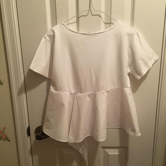 dholic(ディーホリック)のフレアヘムTシャツ　ホワイト レディースのトップス(Tシャツ(半袖/袖なし))の商品写真