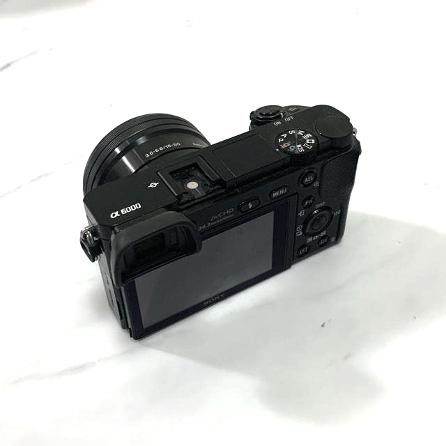 SONY(ソニー)のα6000 望遠ズームなし 標準ズームのみ スマホ/家電/カメラのカメラ(ミラーレス一眼)の商品写真