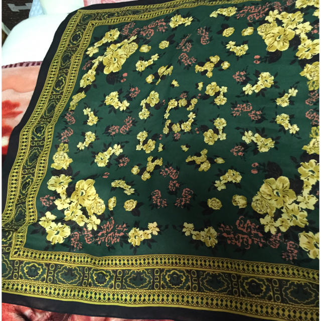 shuca(シュカ)のプリント大判スカーフ レディースのファッション小物(バンダナ/スカーフ)の商品写真