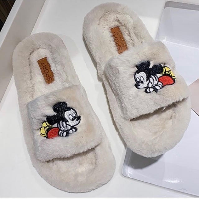 Disney(ディズニー)のファーサンダル【新作】ミッキーマウス ブラック モカ ベージュ ディズニー レディースの靴/シューズ(サンダル)の商品写真