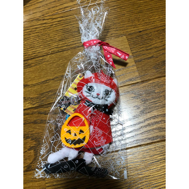 KALDI(カルディ)の完売品！カルディ　ハロウィンくたくた白ネコ　赤ずきんちゃん　 レディースのファッション小物(キーホルダー)の商品写真