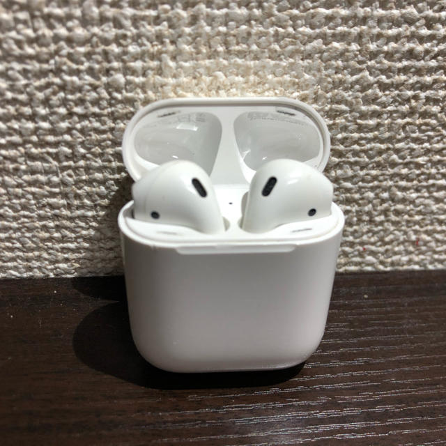 Apple(アップル)のAirPods (第一世代) 箱あり、充電ケーブルなし スマホ/家電/カメラのオーディオ機器(ヘッドフォン/イヤフォン)の商品写真