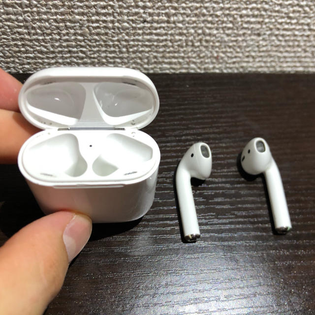 Apple(アップル)のAirPods (第一世代) 箱あり、充電ケーブルなし スマホ/家電/カメラのオーディオ機器(ヘッドフォン/イヤフォン)の商品写真