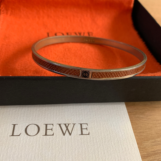 LOEWE(ロエベ)の専用⭐︎ ロエベ　バングル　レザー　ゴールド　正規品 レディースのアクセサリー(ブレスレット/バングル)の商品写真