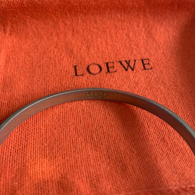 LOEWE(ロエベ)の専用⭐︎ ロエベ　バングル　レザー　ゴールド　正規品 レディースのアクセサリー(ブレスレット/バングル)の商品写真