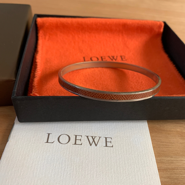 LOEWE(ロエベ)の専用⭐︎ ロエベ　バングル　レザー　ゴールド　正規品 レディースのアクセサリー(ブレスレット/バングル)の商品写真