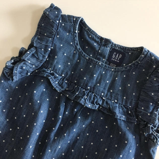 babyGAP(ベビーギャップ)のbabygap デニムロンパース ドット キッズ/ベビー/マタニティのベビー服(~85cm)(ロンパース)の商品写真