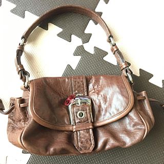 ミュウミュウ(miumiu)のmiumiu レザーショルダーバッグ(ショルダーバッグ)