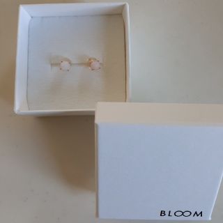 ブルーム(BLOOM)のBLOOM　ピンク　オパール　ピアス(ピアス)