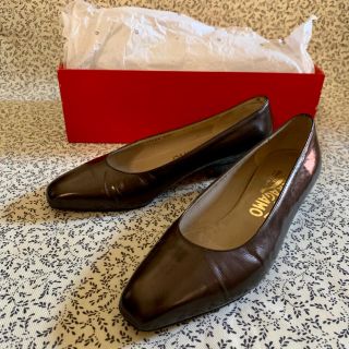 フェラガモ(Ferragamo)の【フェラガモ】ブロンズ パンプス ローヒールシューズ 21.5cm(ハイヒール/パンプス)