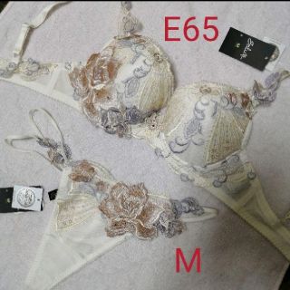 ワコール(Wacoal)のサルート♡84G♡E65ソングM(ブラ&ショーツセット)