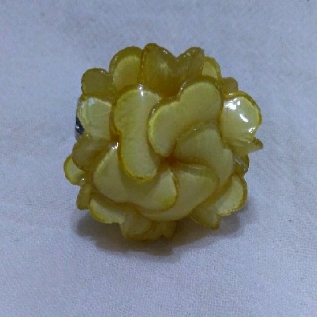 Jines(ジネス)の黄色いお花の指輪 レディースのアクセサリー(リング(指輪))の商品写真