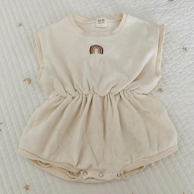 べべリーベ ワンポイント ワッフルロンパース 90 キッズ/ベビー/マタニティのキッズ服女の子用(90cm~)(その他)の商品写真