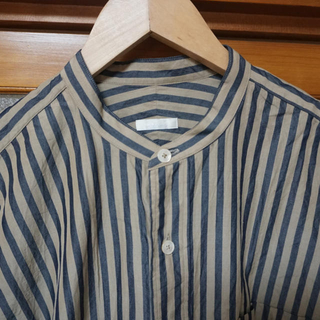 コモリ(COMOLI)のcomoliバンドカラーシャツ　サイズ2  ストライプ　プレミア(シャツ)