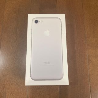 アップル(Apple)のiPhone7 32GBシルバー　新品未使用品(スマートフォン本体)