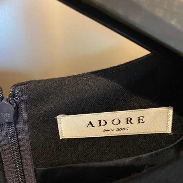 ADORE(アドーア)のアドーア　adore バックフリルワンピース　ネイビー レディースのワンピース(ひざ丈ワンピース)の商品写真