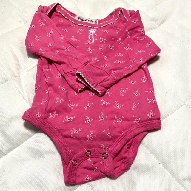 Juicy Couture(ジューシークチュール)の500円均一★juicy couture 3-6M 長袖ロンパース キッズ/ベビー/マタニティのベビー服(~85cm)(ロンパース)の商品写真