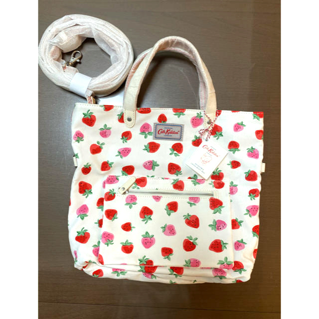 Cath Kidston(キャスキッドソン)のキャスキッドソン  リバーシブルクロスボディバッグ　イチゴxチェック柄　新品 レディースのバッグ(ショルダーバッグ)の商品写真