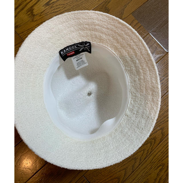 Supreme(シュプリーム)の中古　Supreme Kangol Bermuda Casual Hat M 白 メンズの帽子(ハット)の商品写真