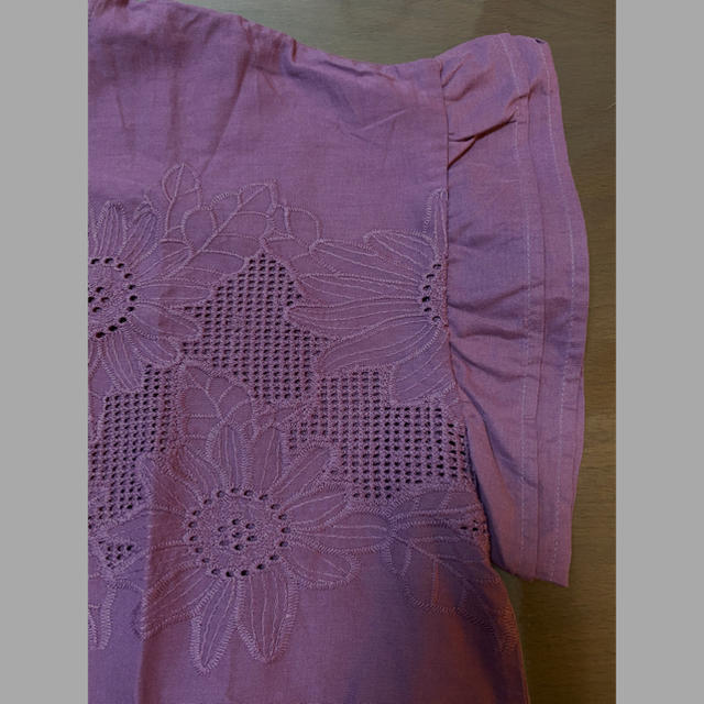 SM2(サマンサモスモス)の袖口フリル　刺繍カットソーTシャツ　パープル　タグ付新品 レディースのトップス(Tシャツ(半袖/袖なし))の商品写真