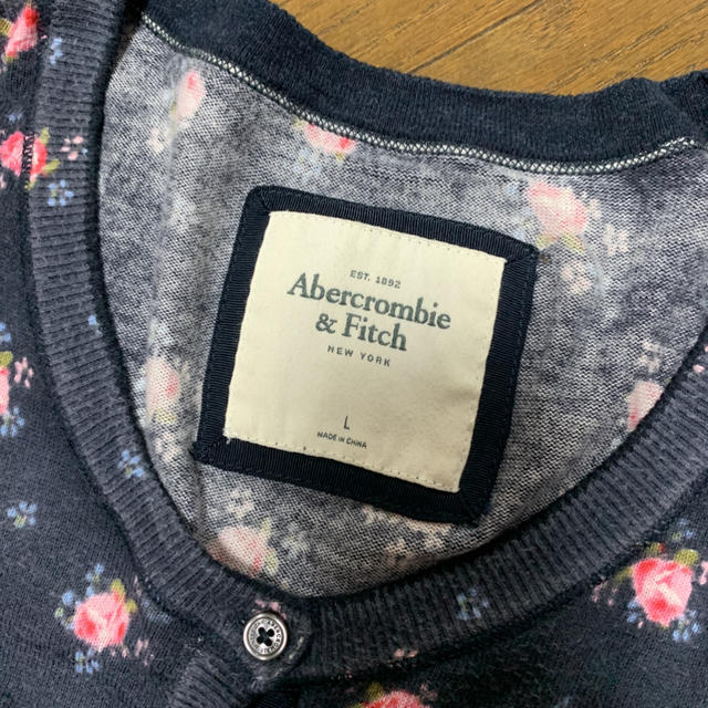 Abercrombie&Fitch(アバクロンビーアンドフィッチ)のアバクロ　ネイビー　花柄　カーディガン レディースのトップス(カーディガン)の商品写真