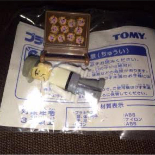 TOMMY(トミー)のトミカプラキッズ駅弁売りのおじさんのフィギュア エンタメ/ホビーのおもちゃ/ぬいぐるみ(キャラクターグッズ)の商品写真